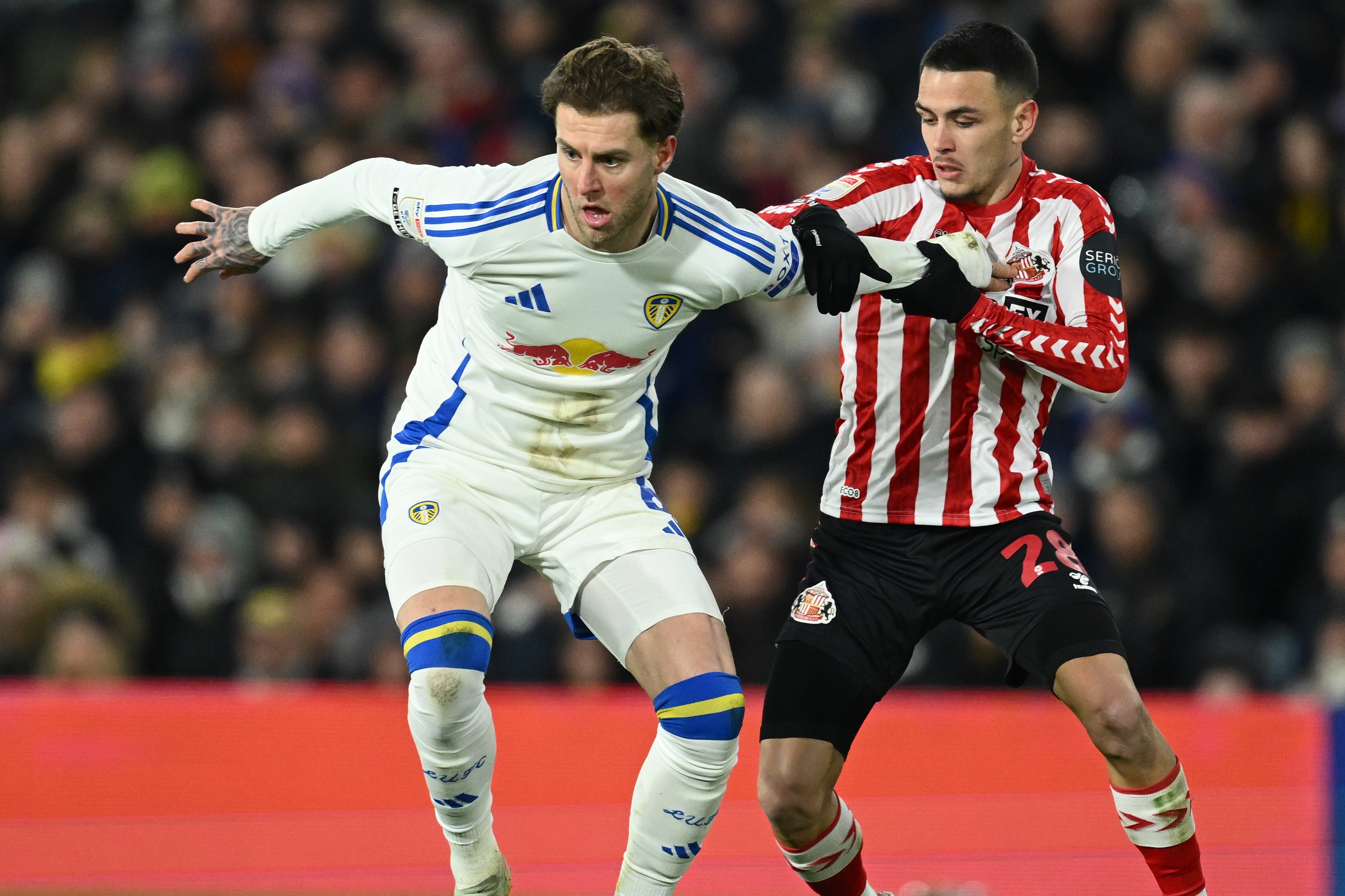 Joe Rodon de Leeds United face à Enzo Le Fee de Sunderland