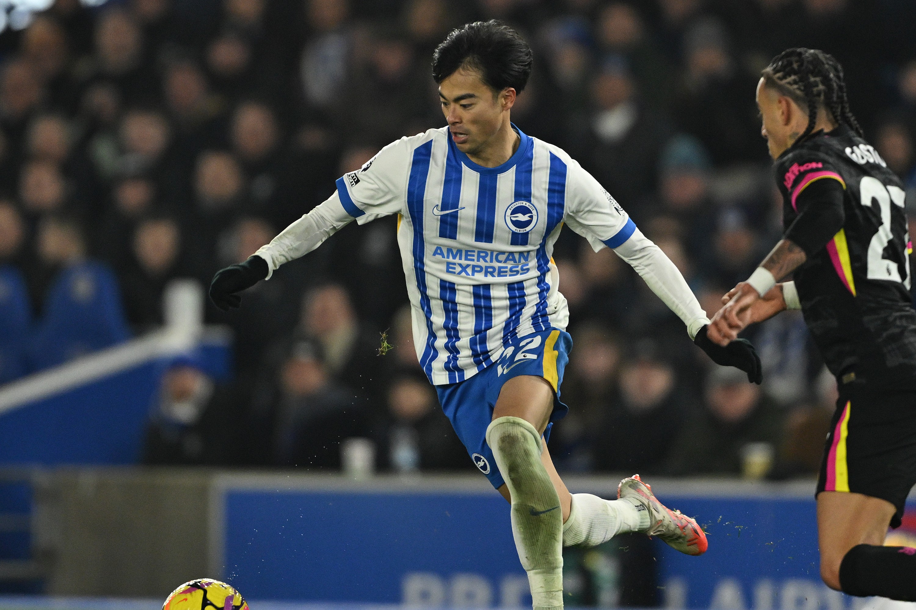 Kaoru Mitoma de Brighton est défié par Malo Gusto de Chelsea