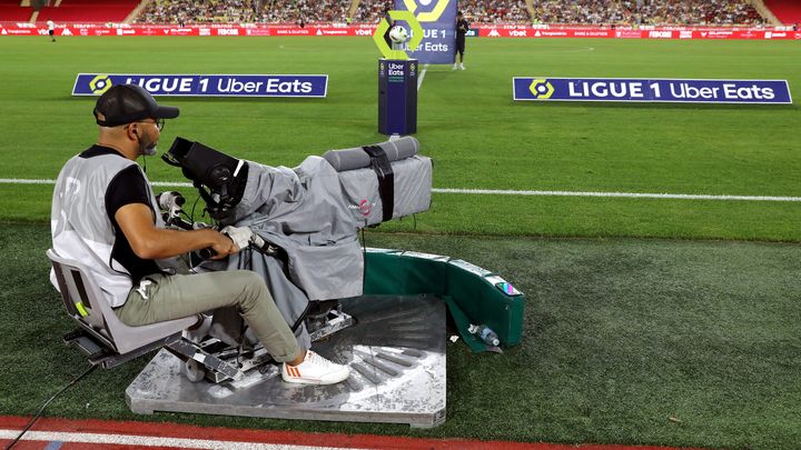 Une caméra au bord du terrain lors d'un match de l'AS Monaco, au stade Louis-II, le 2 octobre 2023. (JEAN FRANÇOIS OTTONELLO / MAXPPP)