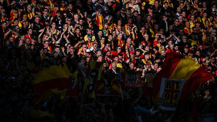 Les supporters lensois au stade Bollaert-Delelis, lors du match de L1 opposant Lens à Nice, le 28 septembre 2024. (MATTHIEU MIRVILLE / AFP)