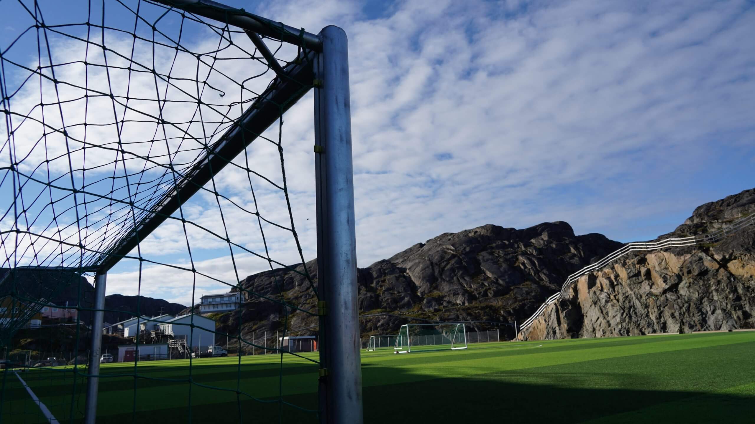 Un terrain de football à Maniitsoq, Groenland