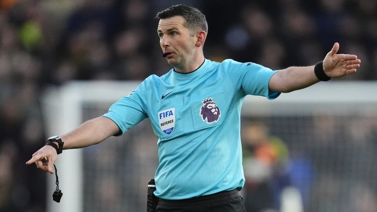 Michael Oliver a été soumis à des abus en ligne