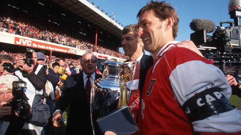 Arsène Wenger et Tony Adams avec le trophée de la Premier League