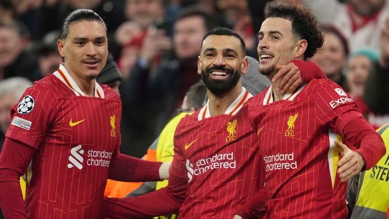 Mohamed Salah de Liverpool célèbre avec ses coéquipiers après un but contre Lille en Ligue des Champions