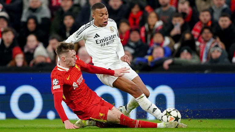 Conor Bradley de Liverpool tacle Kylian Mbappe de Real Madrid