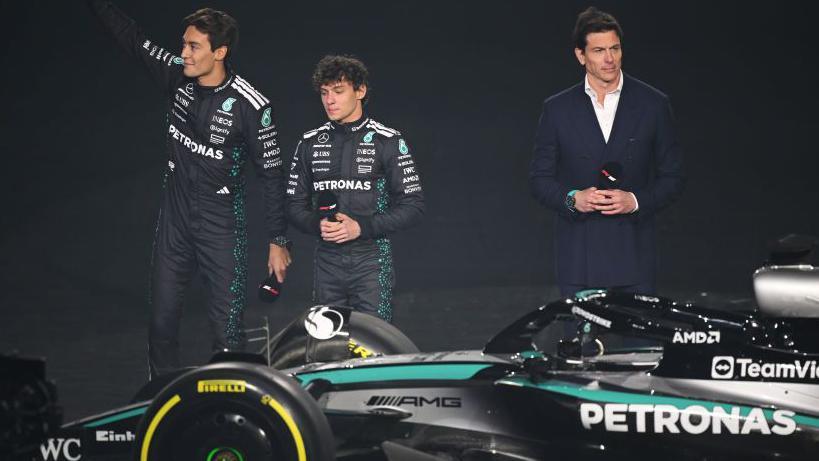 Les pilotes Mercedes avec Toto Wolff