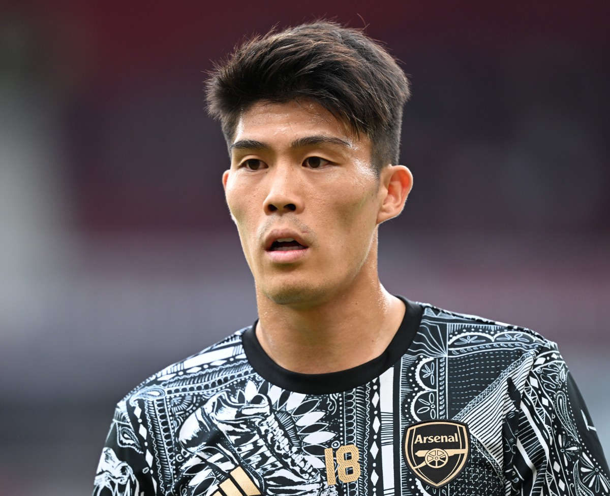 Takehiro Tomiyasu s'échauffant avec Arsenal