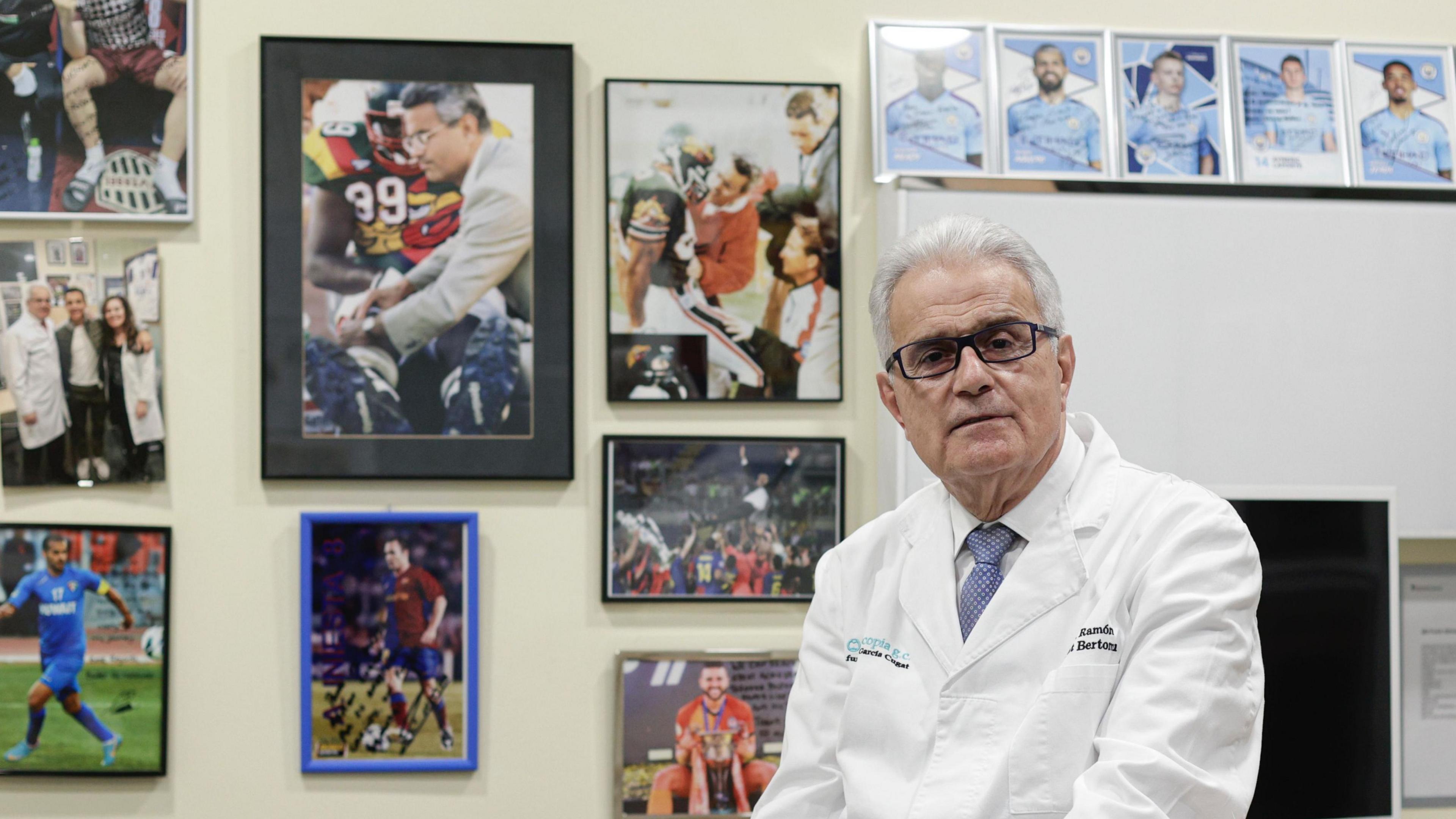 Dr Ramon Cugat dans son bureau, les murs ornés de photos de footballeurs