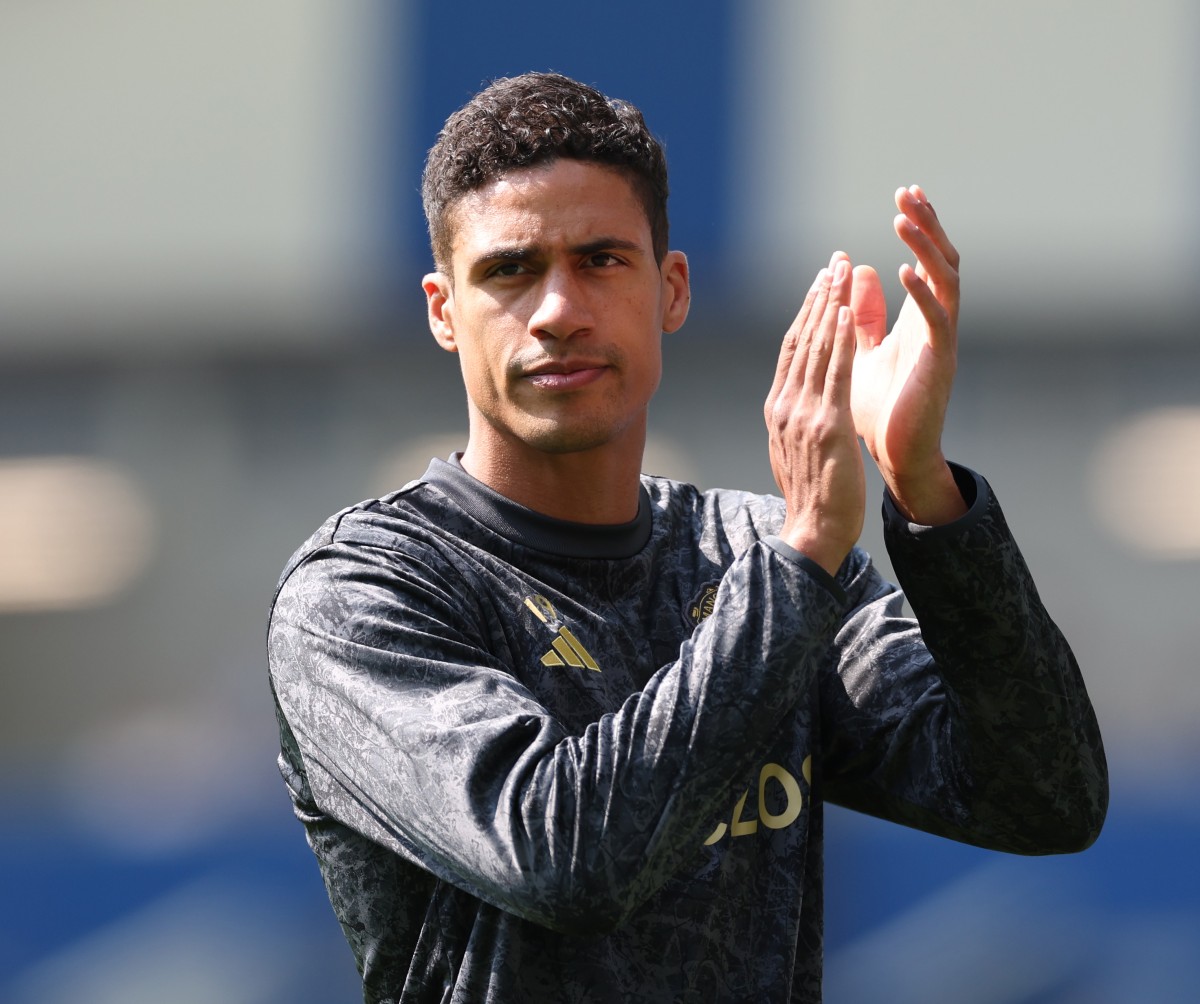 Raphaël Varane applaudissant les supporters de Manchester United