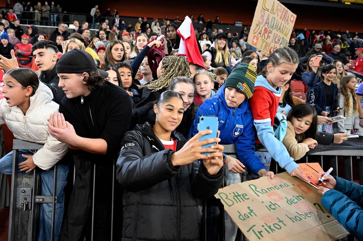 Sydney Schertenleib avec les fans après le match contre l’Australie à Zurich