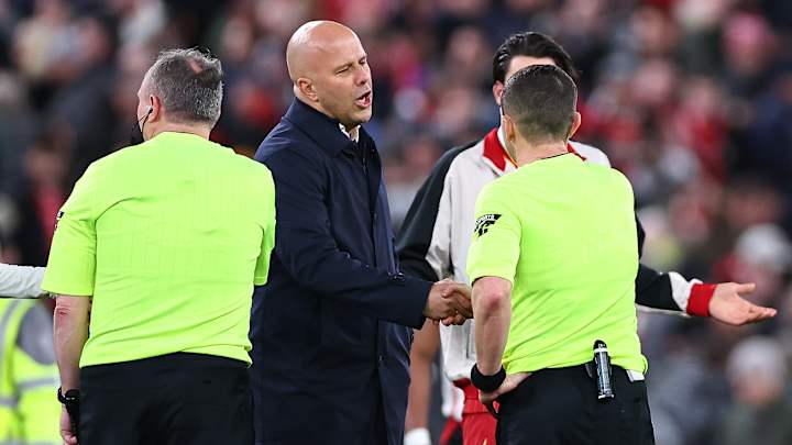 Arne Slot (centre) en dispute avec l'arbitre Michael Oliver après le derby de Merseyside