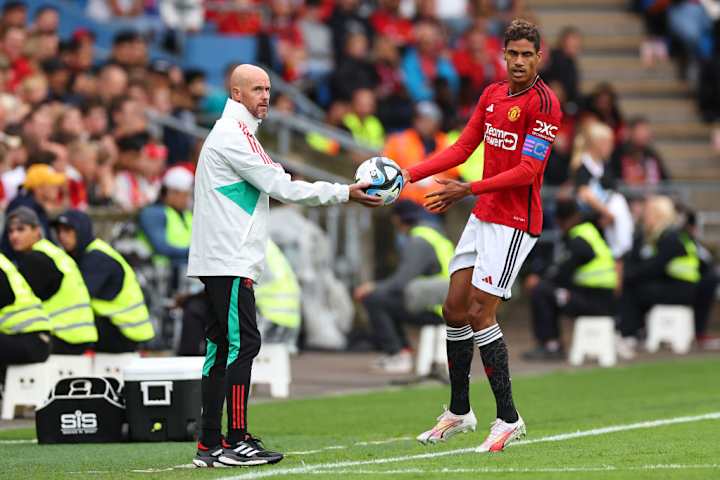 Erik ten Hag et Raphael Varane