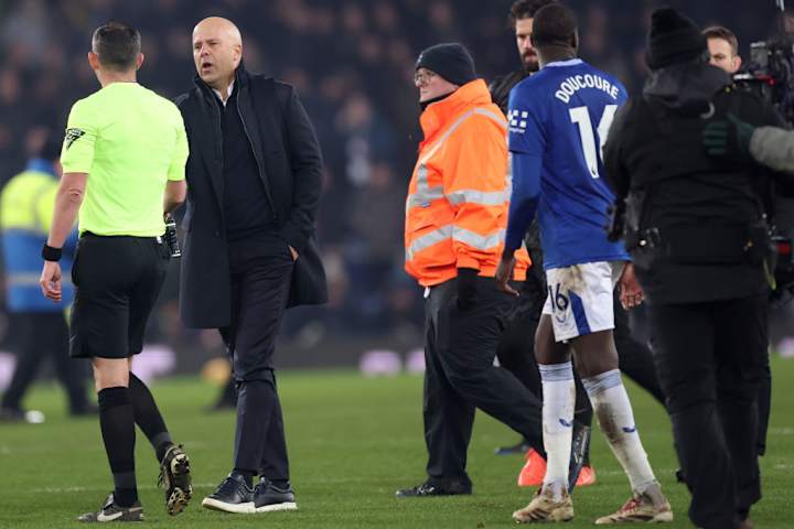 Arne Slot et l'arbitre Michael Oliver