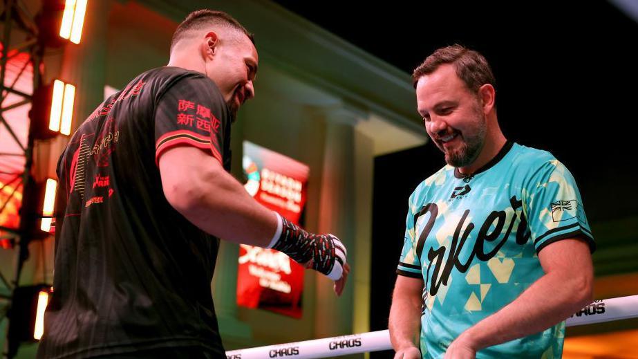 Joseph Parker souriant avec son entraîneur Andy Lee lors d'une séance d'entraînement ouverte