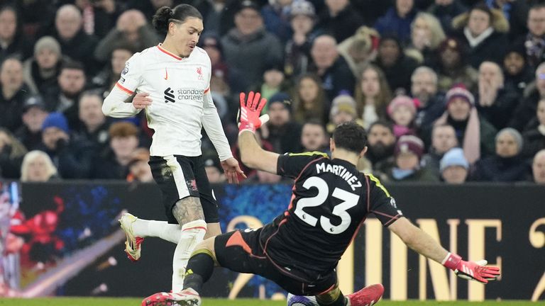 Emi Martinez a effectué un tacle salvateur après une erreur de Tyrone Mings en fin de match