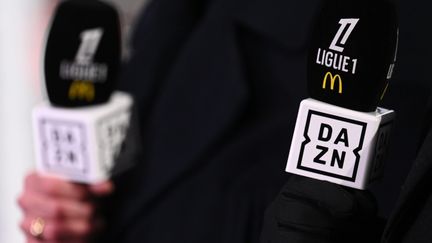 Des micros siglés du logo de DAZN, le diffuseur de la Ligue 1 de football