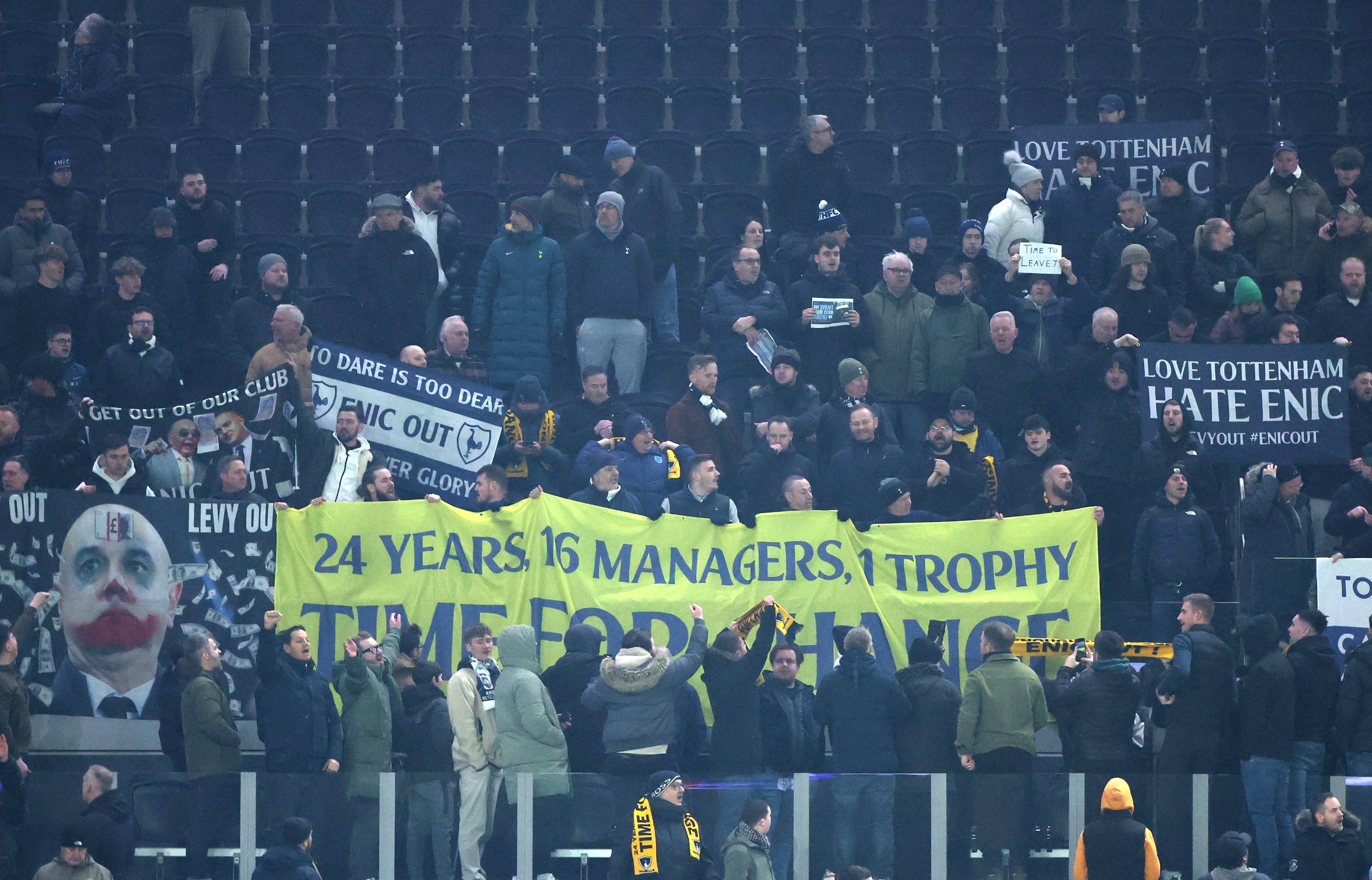 Des fans de Tottenham Hotspur manifestent avec des banderoles en rapport avec le groupe ENIC, actionnaire majoritaire du club et Daniel Levy.