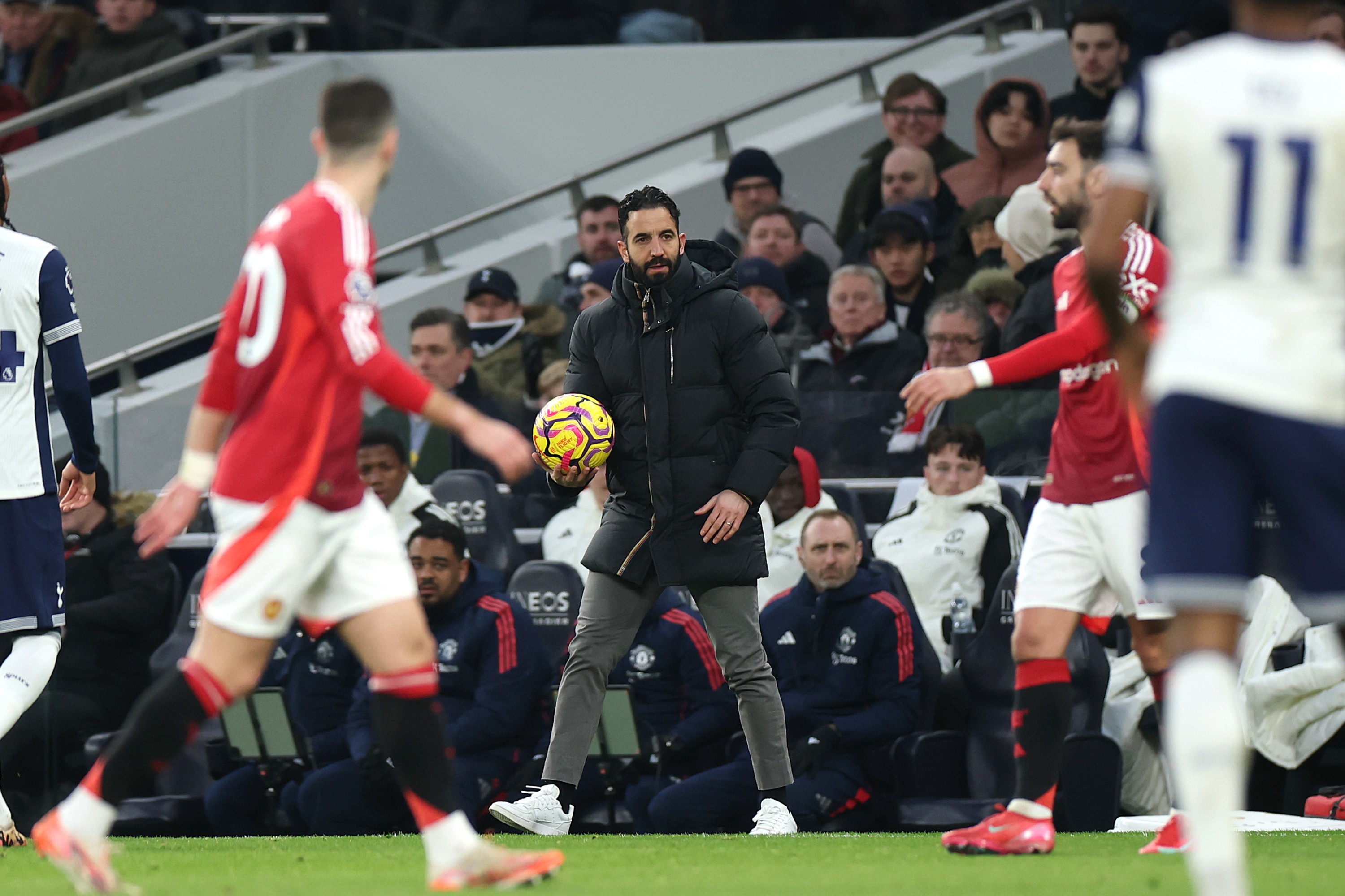 Ruben Amorim, entraîneur de Manchester United, attrape le ballon lors du match de Premier League contre Tottenham Hotspur