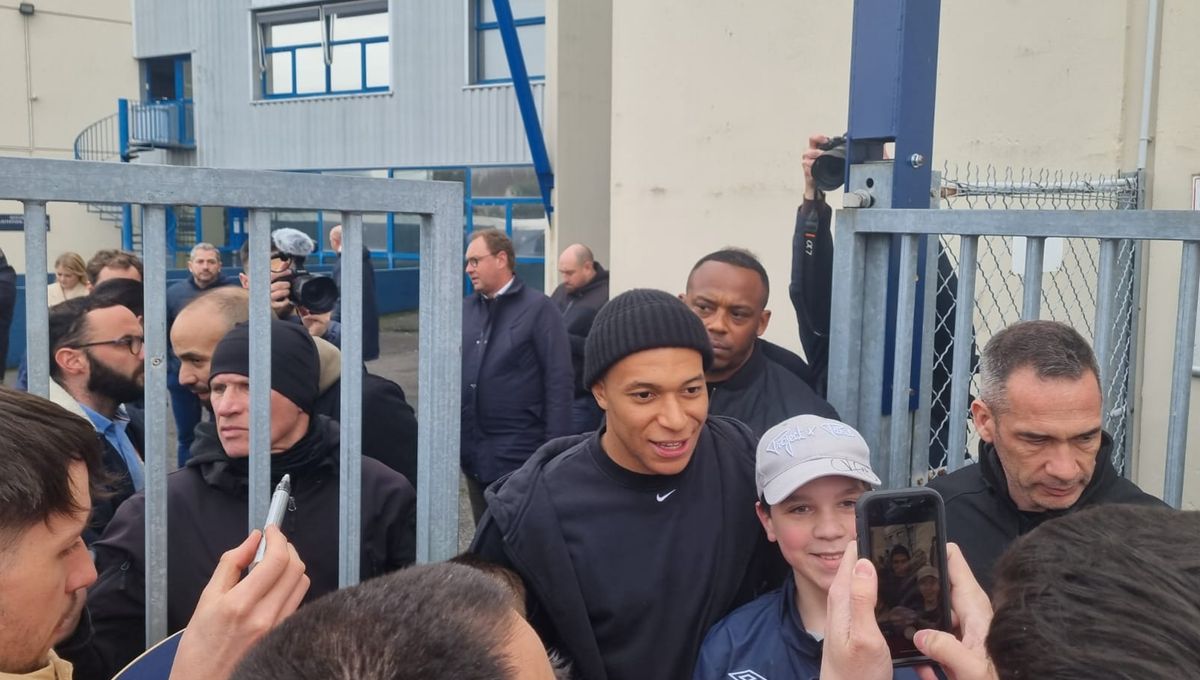 Kylian Mbappé fait des selfies avec les supporters du SMC après avoir échangé avec les joueurs