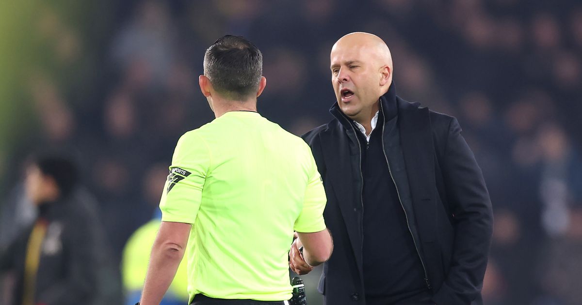 Arne Slot s-en prend à l-arbitre après le match Liverpool-Everton