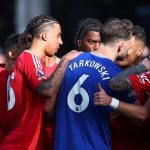 Confrontation entre Tarkowski d-Everton et joueurs de Man Utd