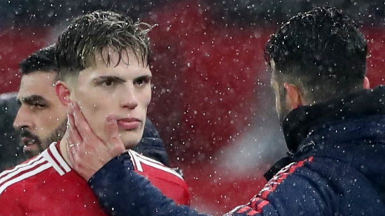 Garnacho quitte le terrain en colère après un carton rouge à United