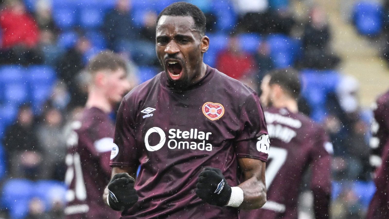 Hearts bat St Johnstone 2-1 grâce à Elton Kabangu