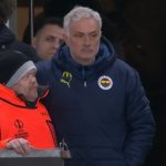 Mourinho et un steward d-Anderlecht - Un moment touchant au match