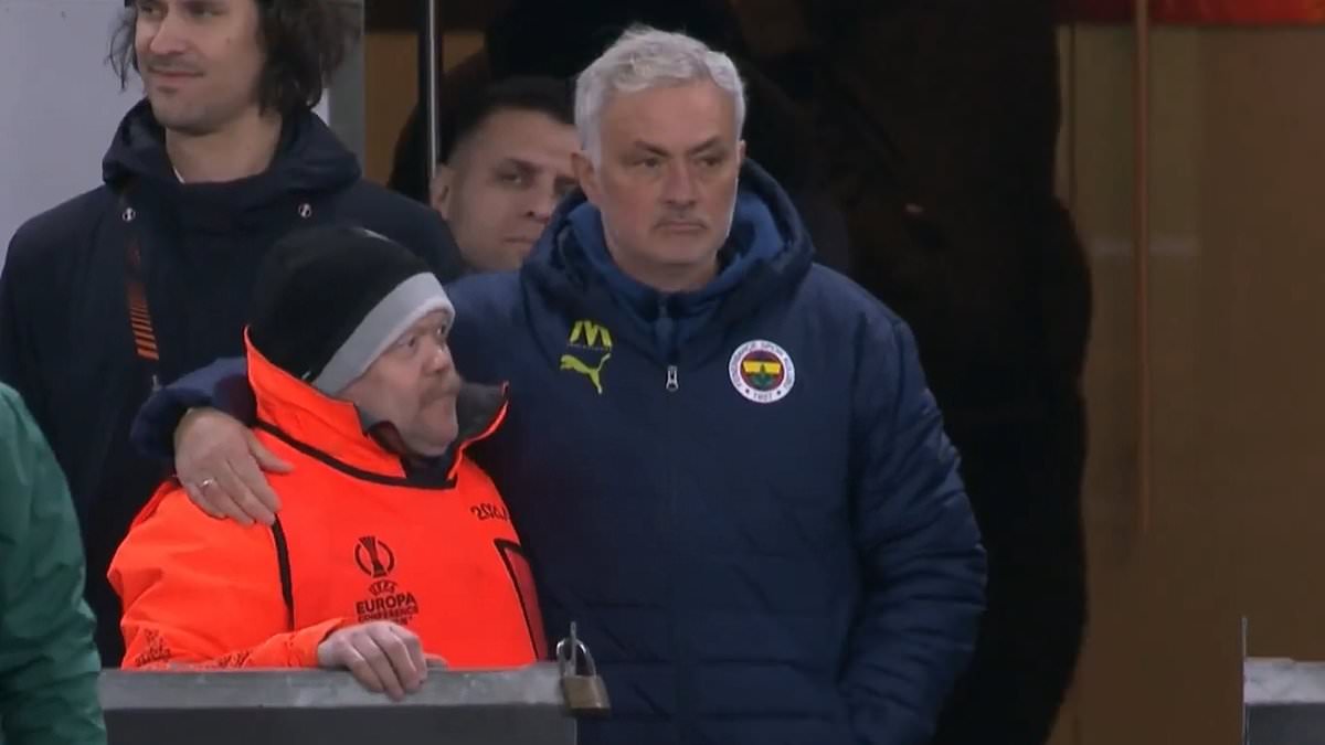 Mourinho et un steward d-Anderlecht - Un moment touchant au match