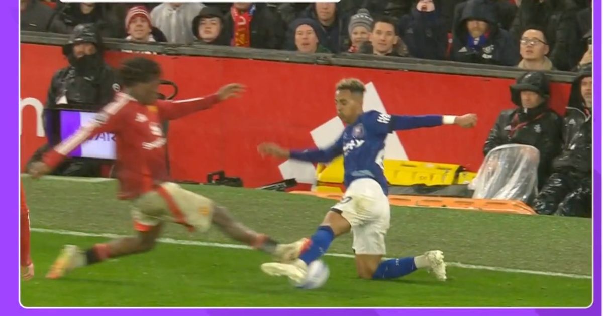 Patrick Dorgu expulsé pour un tacle violent lors de Man Utd - Ipswich