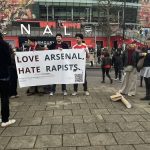 Protestation des fans d-Arsenal contre la violence sexuelle