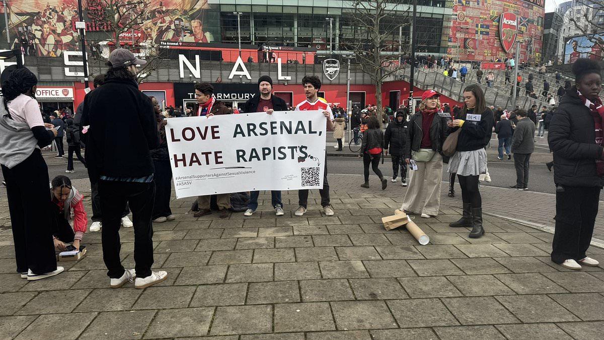 Protestation des fans d-Arsenal contre la violence sexuelle