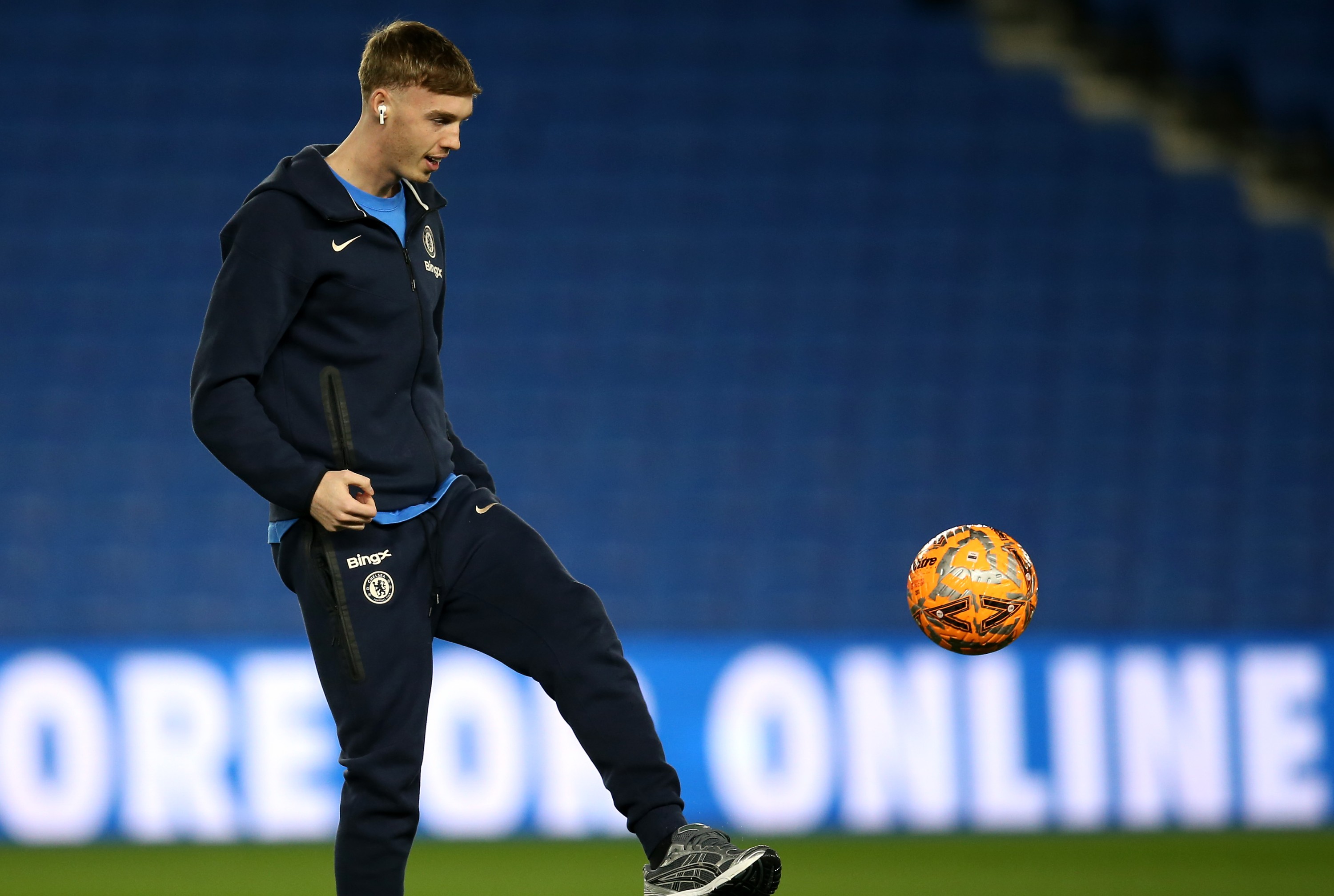 Cole Palmer de Chelsea contrôle le ballon lors d'une inspection du terrain