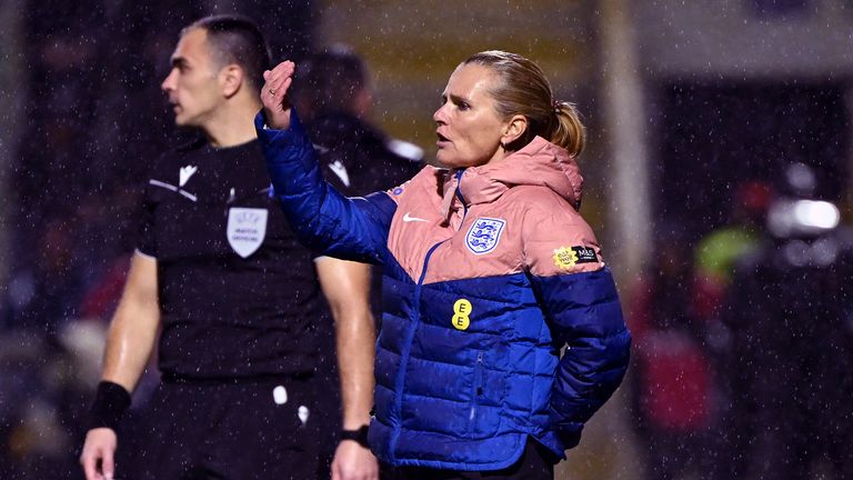 Sarina Wiegman durant le match entre l'Angleterre et le Portugal