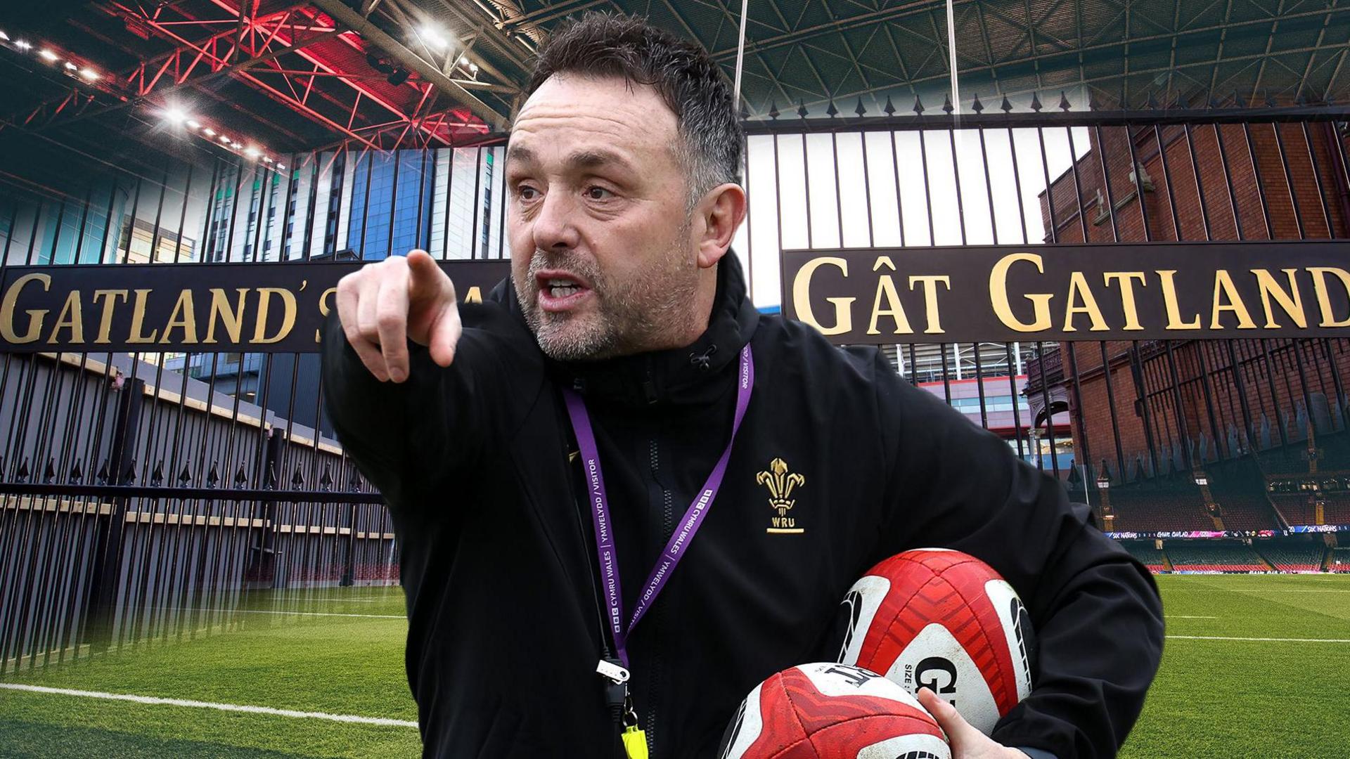 Matt Sherratt devant les 'Gatland Gates' au Principality Stadium