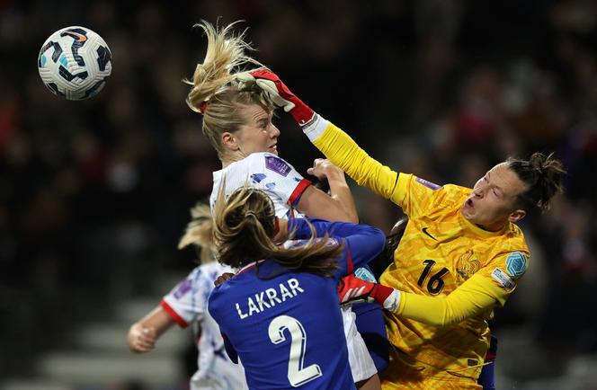 La gardienne de but de l’équipe de France, Pauline Peyraud-Magnin, repousse le ballon lors du match face à la Norvège, au Stadium de Toulouse, le 21 février 2025.