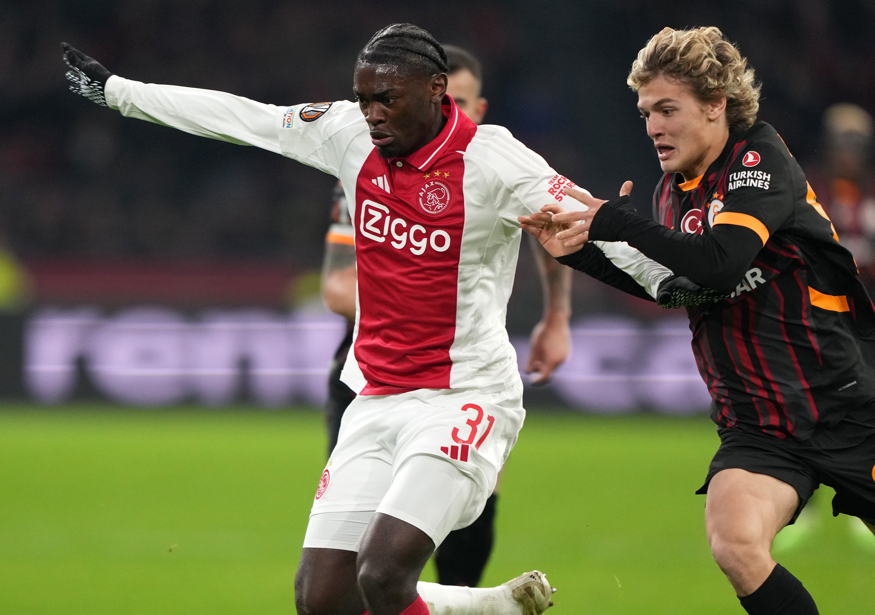 Jorthy Mokio d'Ajax retenu par Efe Akman de Galatasaray