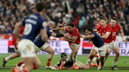 Le demi d'ouverture gallois Ben Thomas lors du match France-Pays de Galles au Stade de France