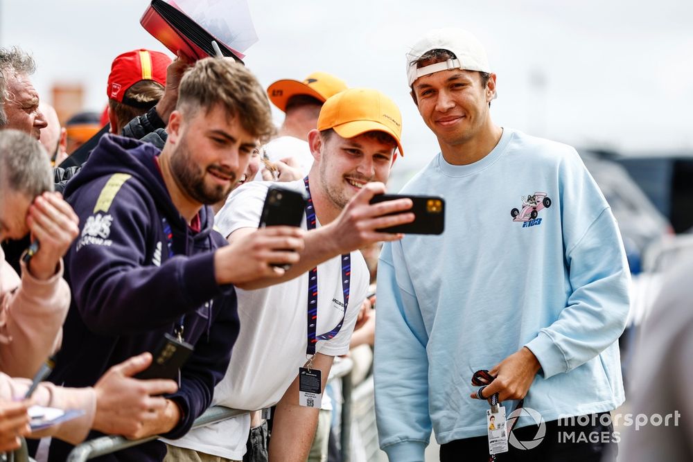 Alex Albon prend un selfie avec un fan