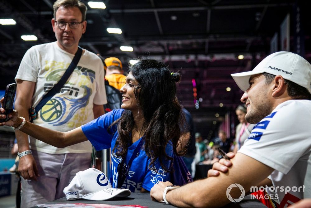 Jake Dennis prend un selfie avec un fan