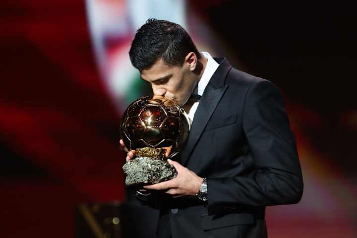 Rodri célèbre le trophée du Ballon d'Or 2024