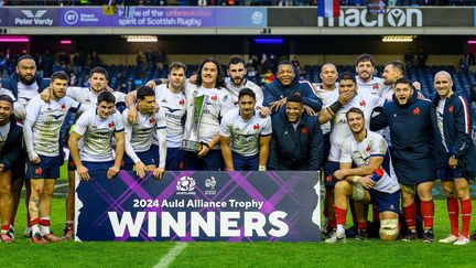 Le XV de France avec le trophée Auld Alliance