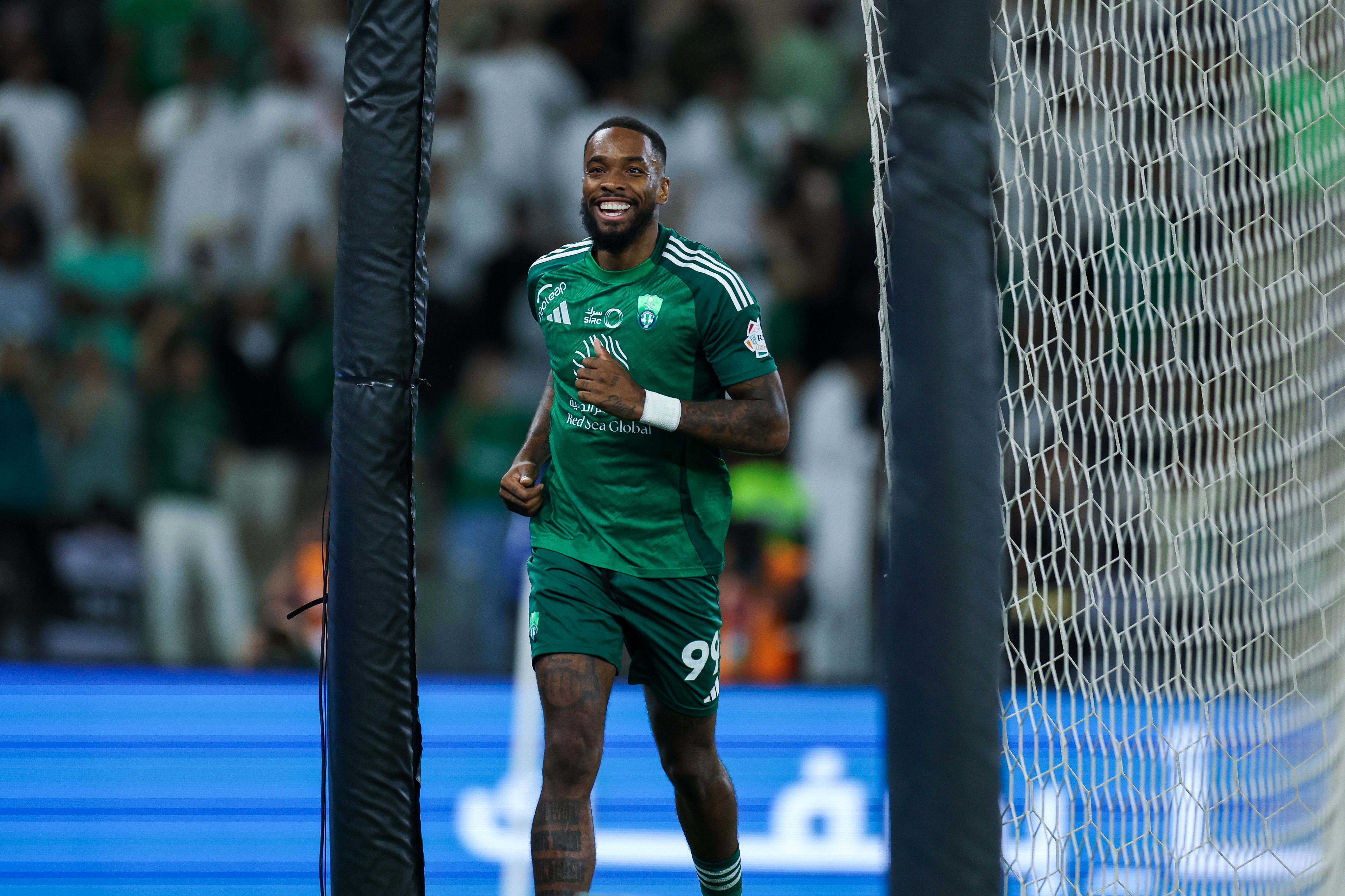 Ivan Toney d'Al Ahli célèbre après avoir marqué