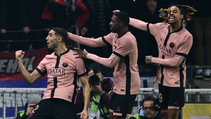 Les Parisiens Achraf Hakimi, Ousmane Dembélé et Bradley Barcola face à Lyon en Ligue 1, le 23 février 2025. (OLIVIER CHASSIGNOLE / AFP)