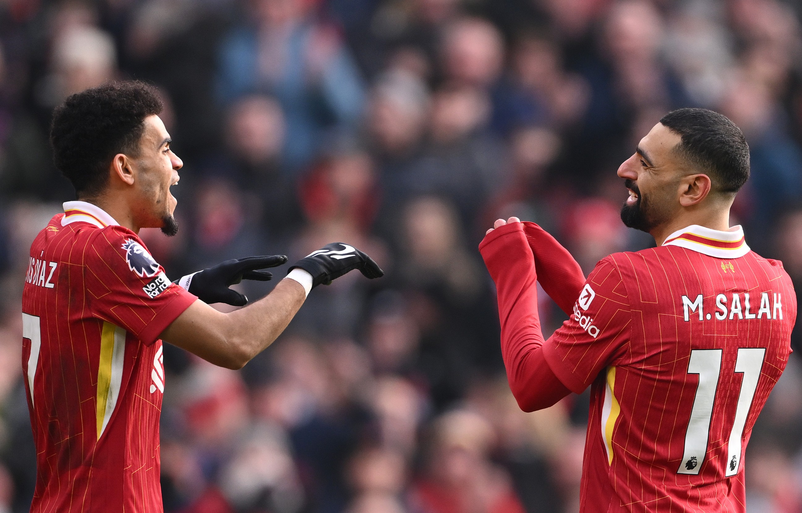 Mohamed Salah de Liverpool réagit avec son coéquipier Luis Diaz