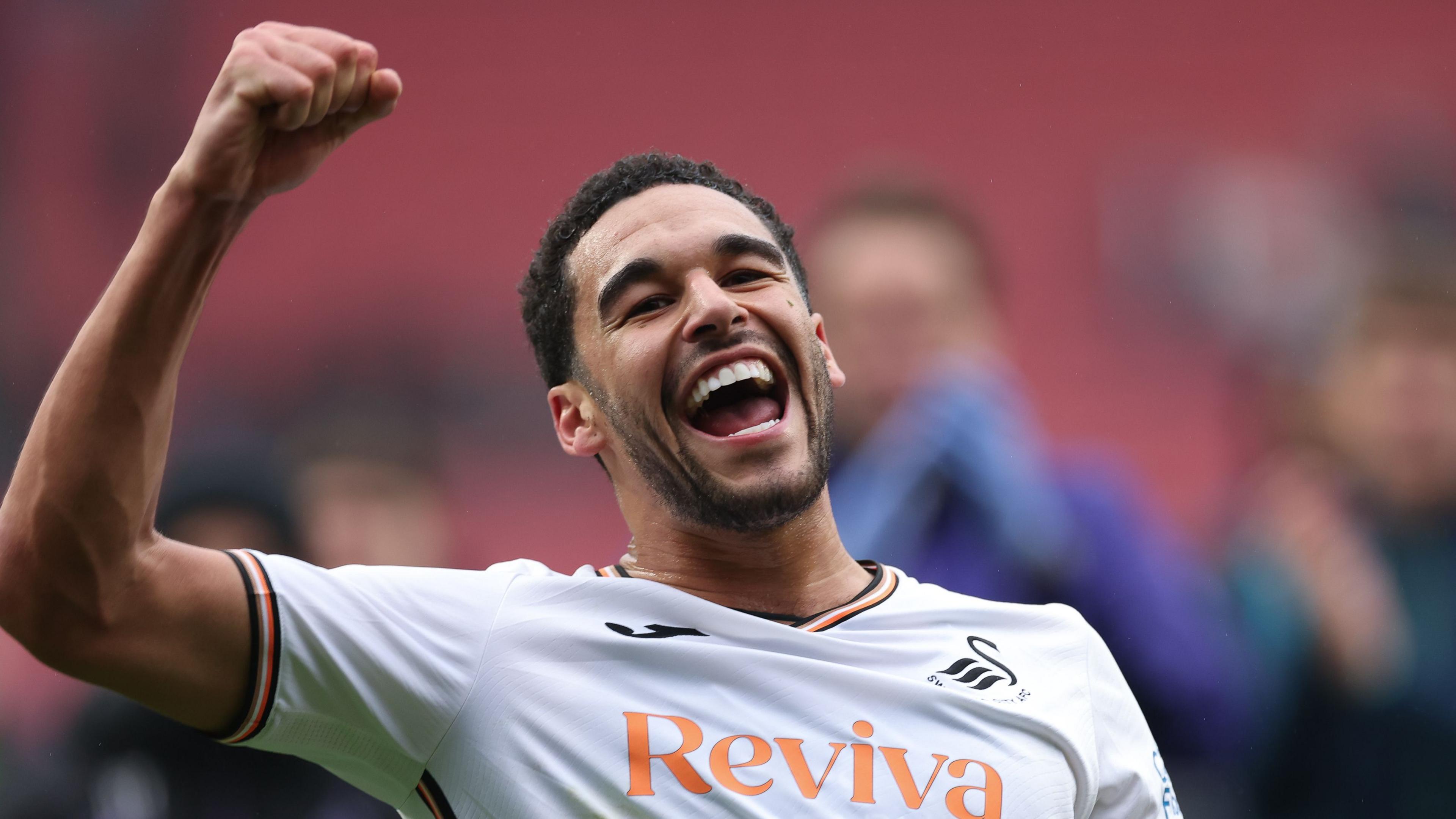 Ben Cabango célèbre la victoire de Swansea City