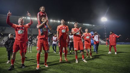 Les joueurs de l'AS Cannes célèbrent avec leur public leur qualification pour les quarts de finale de la Coupe de France, le 5 février 2025. (FREDERIC DIDES / AFP)