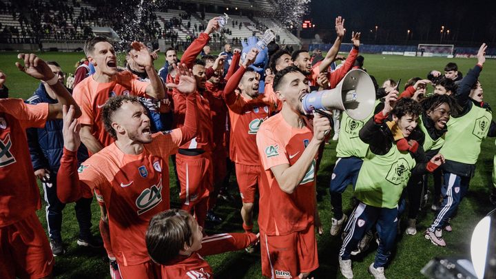 Les joueurs de l'AS Cannes célèbrent avec leur public leur qualification pour les quarts de finale de la Coupe de France, le 5 février 2025. (FREDERIC DIDES / AFP)