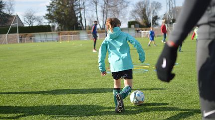 Des enfants s'entraînent sur le terrain de foot d'Aigurande.