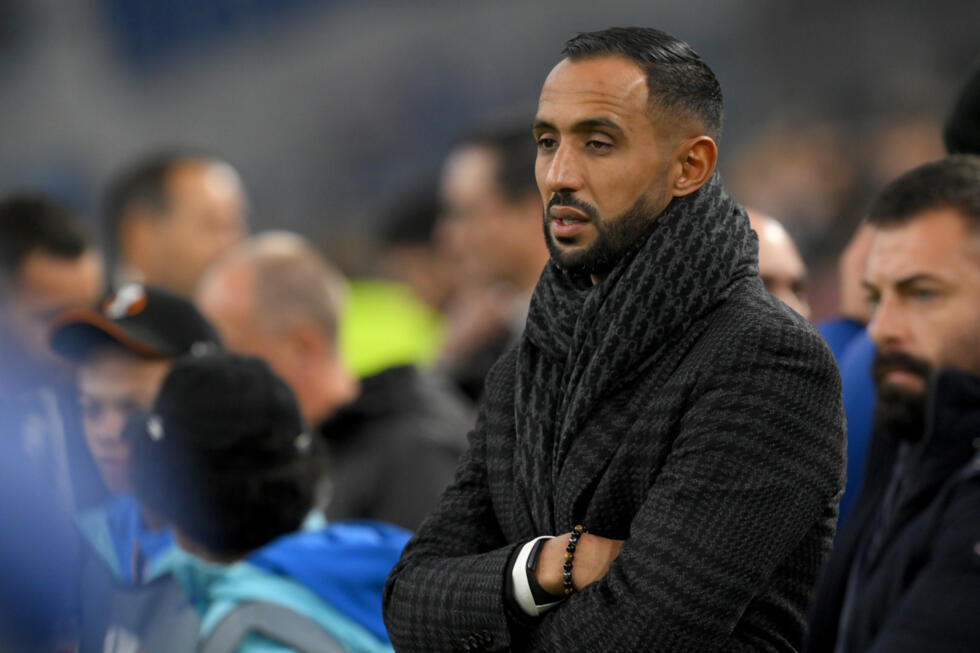 Medhi Benatia, directeur du football de l'Olympique de Marseille, assiste au match d'Europa League contre l'Ajax d'Amsterdam au Stade Vélodrome le 30 novembre 2023 à Marseille